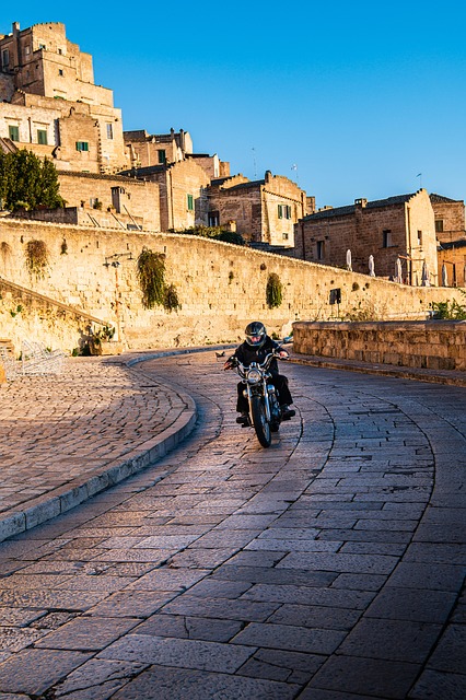 equipo revisando arquitectura de datos en pizarra con diagramas